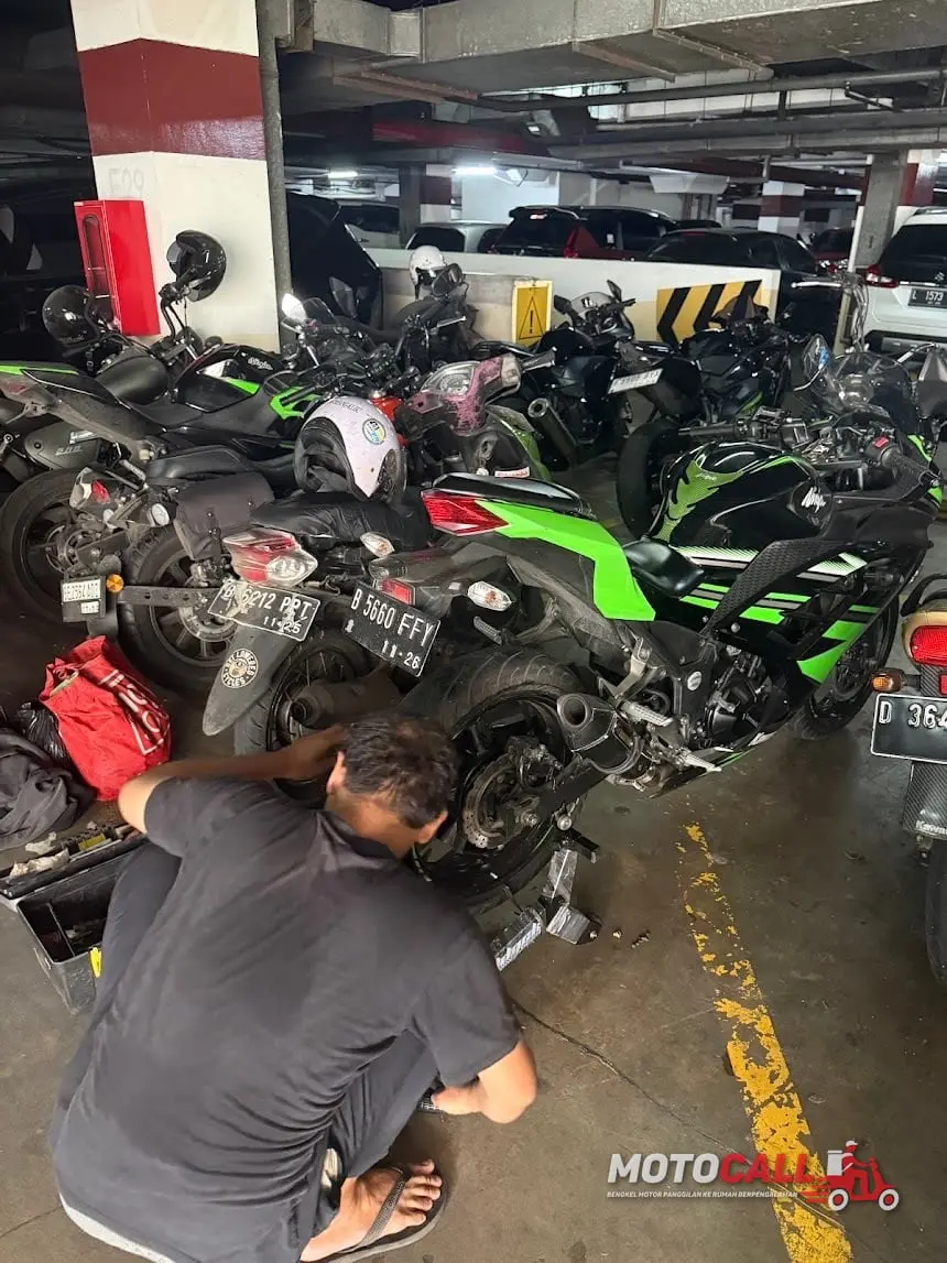 Montir MotoCall mengganti oli motor pelanggan langsung di rumah