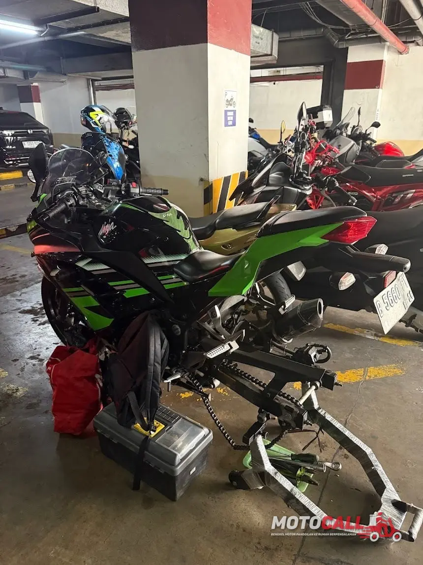 Mekanik MotoCall mengganti kampas rem motor pelanggan langsung di lokasi