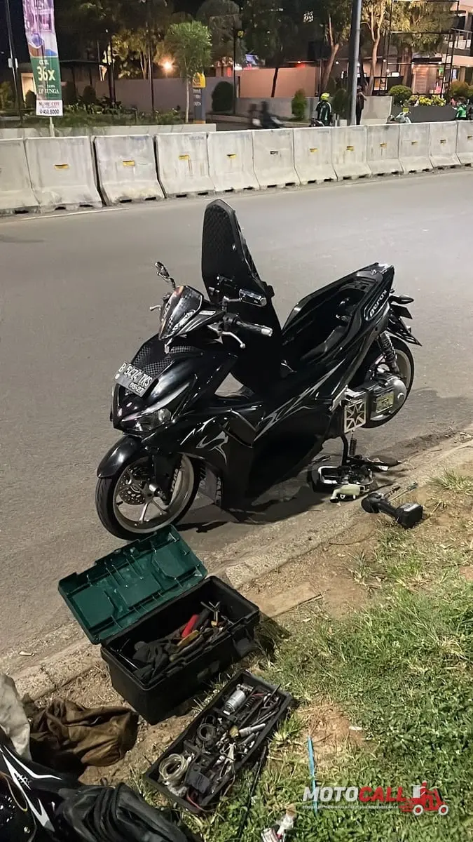 Montir MotoCall membersihkan komponen CVT motor matic saat servis di lokasi
