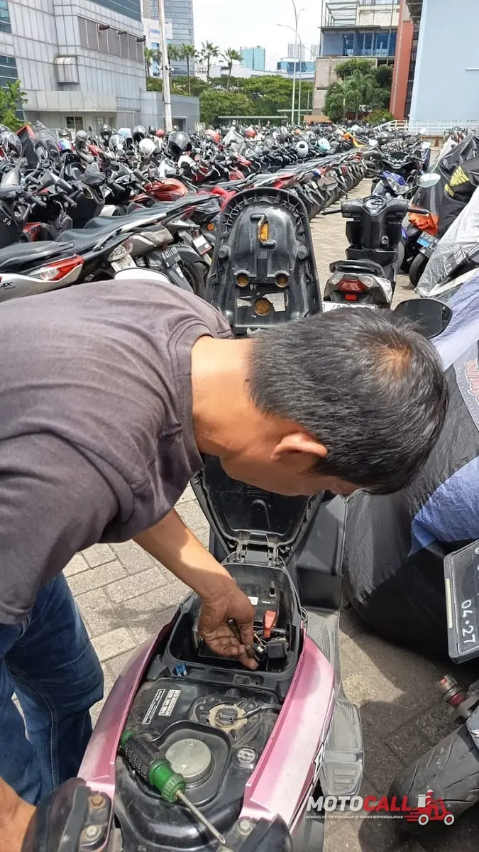 Montir MotoCall melakukan servis motor di rumah pelanggan (home service)